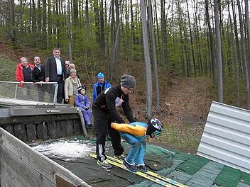 Bis zu zwölf junge Adler schweben über die Kreuzbergschanze. Im Bild unterstützt Trainer Maximilian Lange einen Nachwuchsspringer am Start. Foto: Barbara Enders/Archiv