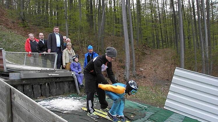 Bis zu zwölf junge Adler schweben über die Kreuzbergschanze. Im Bild unterstützt Trainer Maximilian Lange einen Nachwuchsspringer am Start. Foto: Barbara Enders/Archiv