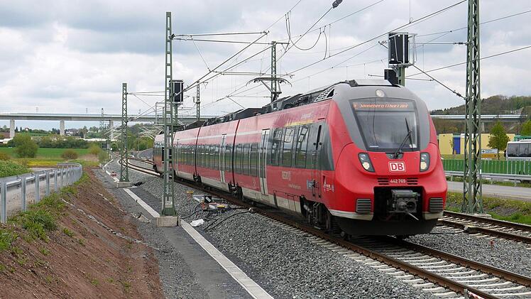 Die Bahn kommt: Zwischen Niederfüllbach und Grub am Forst entscheidet sich mit dem Fahrplanwechsel im Dezember, wie schnell die Verbindung Richtung Nürnberg dauert - links unter der Füllbachtalbrücke (im Hintergrund) hindurch über Ebersdorf und Lichtenfels braucht der Zug 30 Minuten länger als rechts über die ICE-Neubaustrecke. Foto: Berthold Köhler