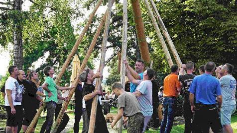 Die Weiherseit'n und die Werdshausseit'n beim Baumaufstellen