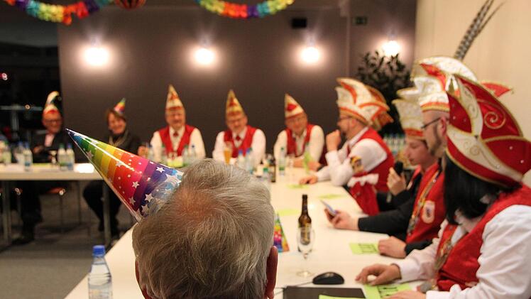 Die Stadträte bewiesen Ausdauer: Die närrische Sitzung dauerte bis in die Nacht. Foto: Ulrike Müller