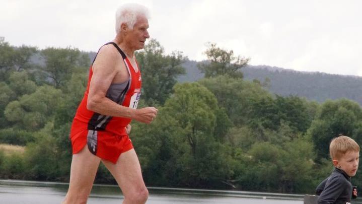 Vom Dreik&auml;sehoch bis zum &uuml;beraus r&uuml;stigen Senior - der Ebinger Seelauf lieferte den Beweis, dass Laufbegeisterung alle Generationen anspricht. Hier zu sehen ist der mit 78 Jahren (!) &auml;lteste Teilnehmer, Karl-Heinz Lausberg (FT Schney).