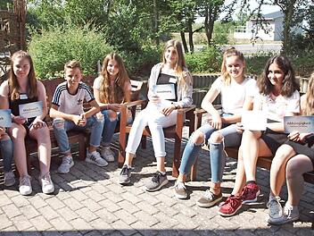 Die Schüler des Gymnasiums Burgkunstadt setzten sich unter der Anleitung von Matthias Lange von der Kripo Coburg mit dem Thema "Sucht" auseinander. Fotos: Alfred Thieret
