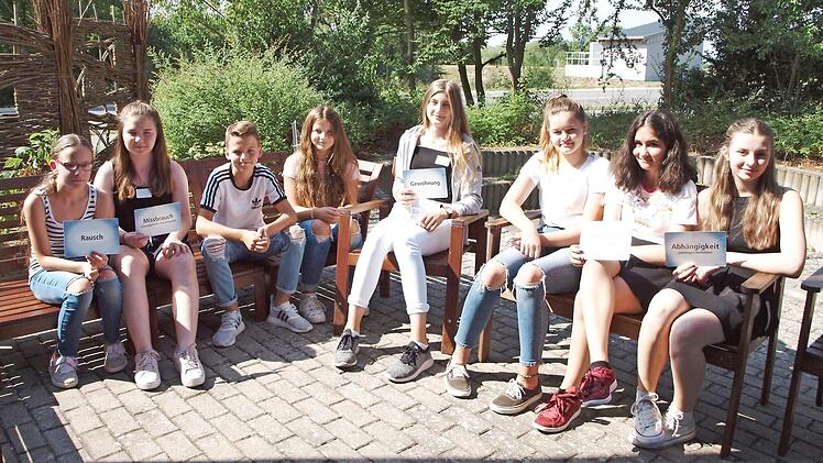 Die Schüler des Gymnasiums Burgkunstadt setzten sich unter der Anleitung von Matthias Lange von der Kripo Coburg mit dem Thema "Sucht" auseinander. Fotos: Alfred Thieret