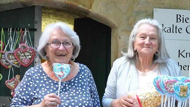 Eveline Melchior und ihre Schwester Karin Jonas bieten S&uuml;&szlig;igkeiten vor dem Gew&ouml;lbestollen am Schweizer-Keller in Reuth an.  Foto: Leo H&uuml;hnlein