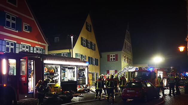 Feuer in Restaurant-K&uuml;che greift auf Dach &uuml;ber