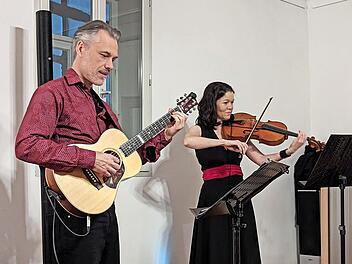 Klaus Neubert und Regine Brand bei ihrem Konzert im Münnerstädter Heimatspielhaus.