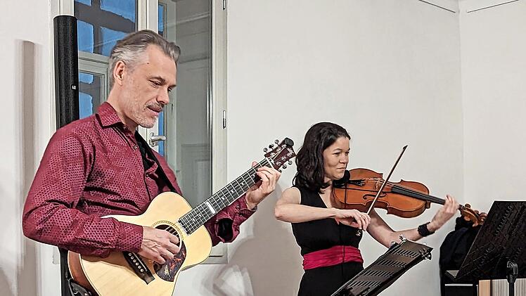 Klaus Neubert und Regine Brand bei ihrem Konzert im Münnerstädter Heimatspielhaus.