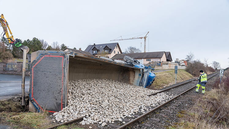 Kreis Bamberg: Lkw kippt um - tonnenweise Schotter landet auf Bahngleisen