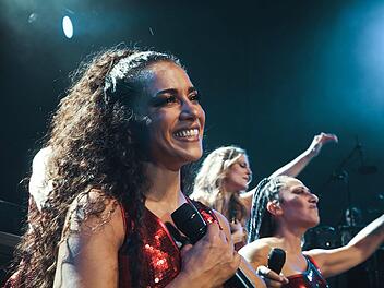 Nadja Benaissa (links) hat in der Doku "No Angels - Das sind wird" &uuml;ber ihre Tochter sowie &uuml;ber ihre eigene schwere Kindheit gesprochen.