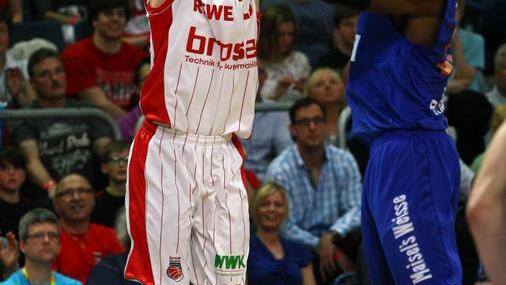 Bambergs Kapit&auml;n Casey Jacobsen steigt zum Dreier-Wurf hoch.