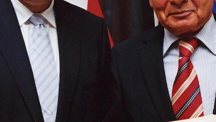 Von Innenminister Joachim Herrmann bekommt Wolfgang Protzner 2012 die Bayerische Verdienstmedaille.