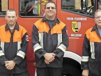 Die Walsdorfer Gold-Rot Absolventen sind - v. l. mit Bürgermeister Faatz - Sven Lang, Anton Bergrab, Kommandant Albert Tornau und stellvertretender Kommandant Thomas Feulner. Foto: p