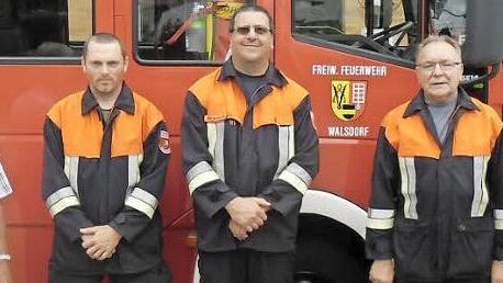 Die Walsdorfer Gold-Rot Absolventen sind - v. l. mit Bürgermeister Faatz - Sven Lang, Anton Bergrab, Kommandant Albert Tornau und stellvertretender Kommandant Thomas Feulner. Foto: p