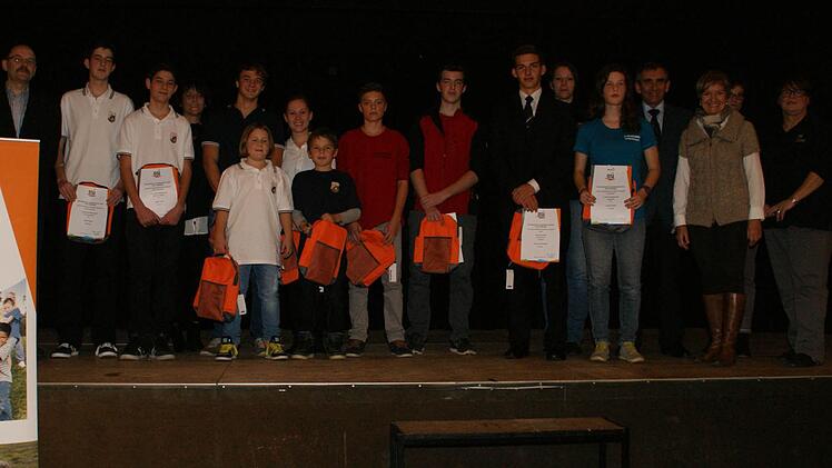 Stolz auf die Kunstradfahrer, Schützen, Ruderer, Schlauchbootfahrer, Kick-Boxer und Einradfahrer zeigten sich auch die Vorstandsmitglieder der BSJ und Schulrätin Ulrike Brech (Dritte von rechts).