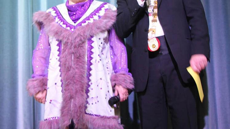 Seniorensprecherin Marga Schramm begrüßte die Gäste mit FG-Präsident Andy Sesselmann im Babuschka-Outfit . Foto: Sonja Adam