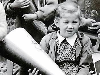 Mit einer großen Schultüte ausgestattet konnte Ingrid Mandery ihren ersten Schultag feiern. Sie wuchs in einer Lehrerfamilie auf.