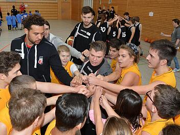 Elias Harris sorgt nach der ersten Trainingseinheit mit den Jugendlichen f&uuml;r Teamgeist.