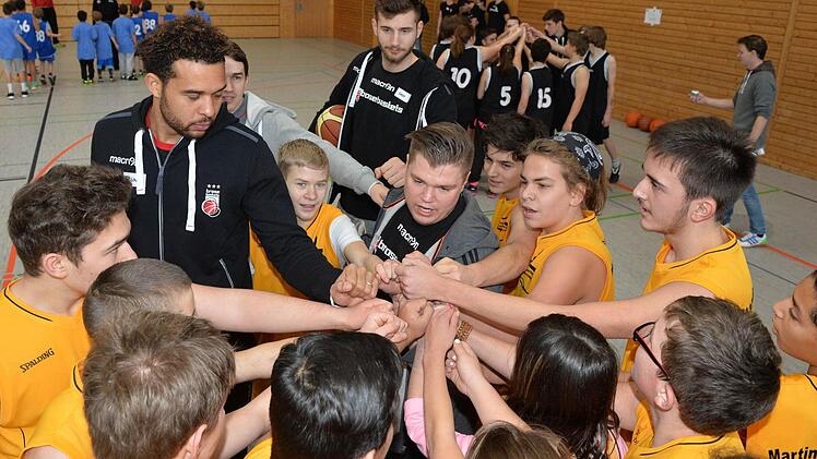 Elias Harris sorgt nach der ersten Trainingseinheit mit den Jugendlichen f&uuml;r Teamgeist.