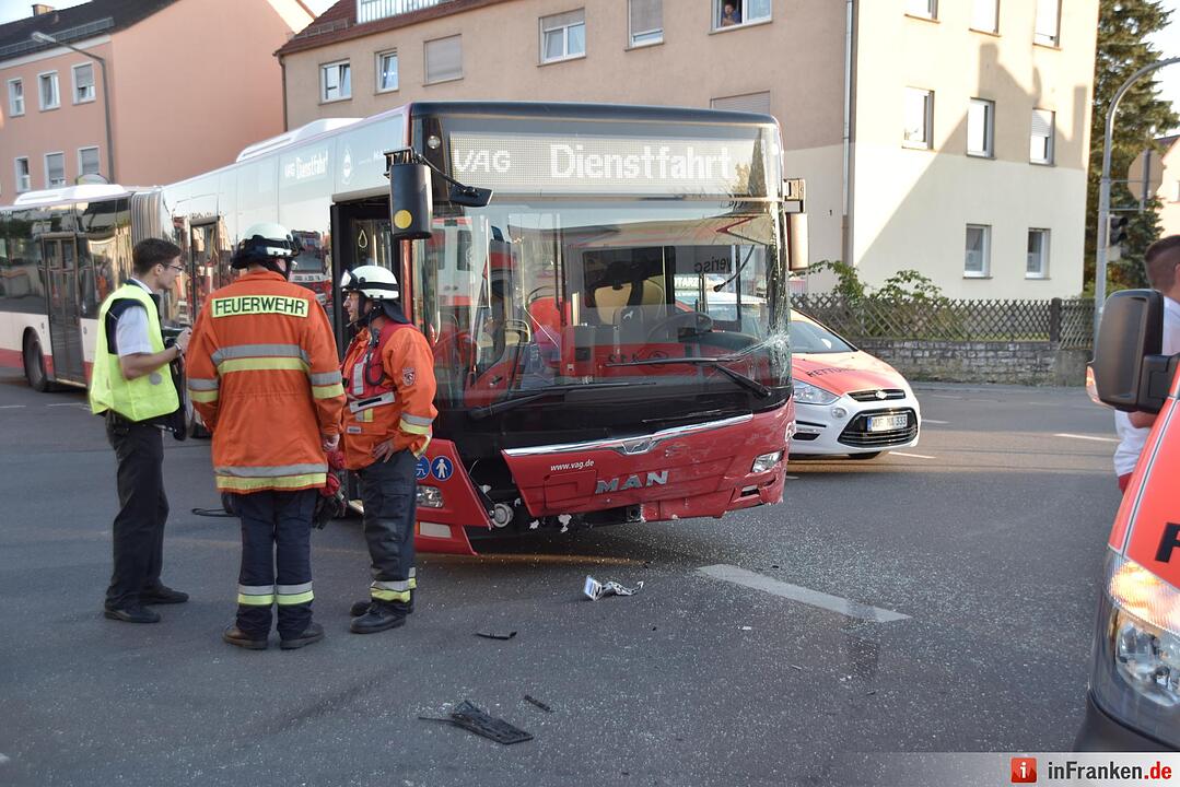 Rote Ampel übersehen: Bus kollidiert mit Auto in Nürnberg