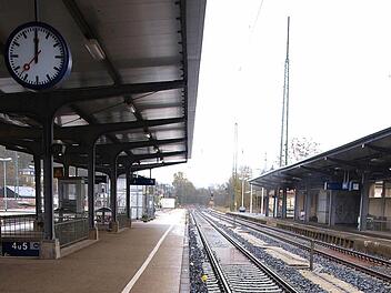Damit ICE-Züge im Coburger Bahnhof halten können, verlängert die Bahn die Bahnsteige 1 bis 3. Gleichzeitig werden die Bahnsteige auf 55 Zentimeter erhöht. "Zu wenig", sagt der frühere Behindertenbeauftragte der Stadt, Johannes Thaben. Barrierefreiheit bedeute 76 Zentimeter Höhe - gemessen von der Schienenoberkante. Darüber hinaus vermisst Thaben Rillensteine in der Bahnhofshalle und im Fußgängertunnel, damit sich Sehbehinderte leichter zurechtfinden. Foto: Christoph Winter