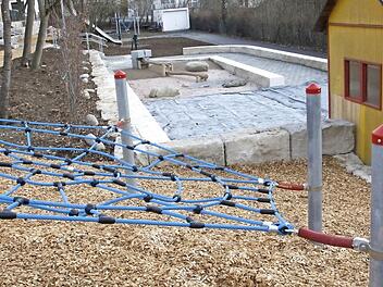 Der sanierte Spielplatz des Kindergartens St. Marien ist nur minimalistisch mit Spielgeräten bestückt.  Foto: JH