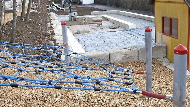 Der sanierte Spielplatz des Kindergartens St. Marien ist nur minimalistisch mit Spielgeräten bestückt.  Foto: JH