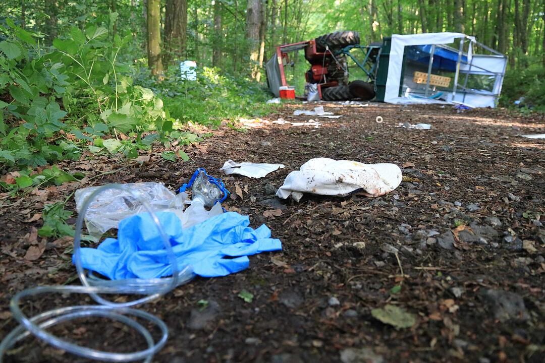 Traktor kippt bei Falkenberg um - 13 Verletzte