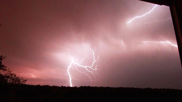 Die unklare Wetterlage - inklusive Schauern und Gewittern - &uuml;ber Franken bleibt noch bis Mitte n&auml;chster Woche bestehen. Doch die Temperaturen stiegen wieder. Foto:  Michael Busch