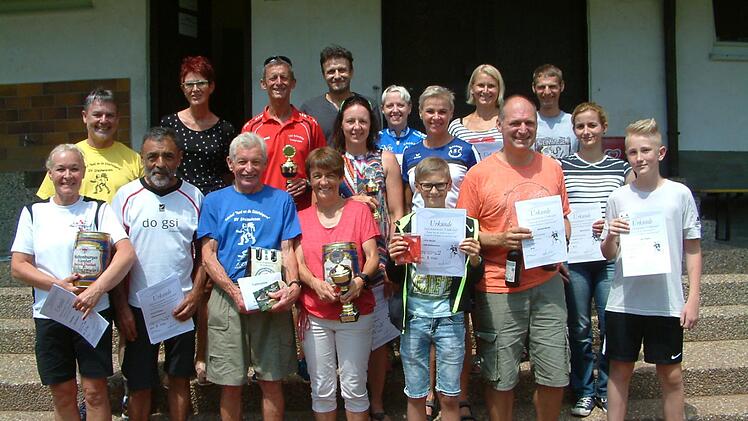 Unter den Bestplatzierten in den jeweiligen Altersgruppen befanden sich auch zahlreiche Läufer aus dem Kreis Kronach. Mit im Bild Organisator und Bürgermeister Gerhard Wunder (Zweiter von links). - Der 32-jährige Bernd Schüsser vom SV Steinwiesen (rechts) siegte in der L1-Klasse (Jahrgang 1979 bis 1998) auf der Kurzstrecke von acht Kilometern.