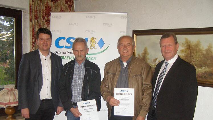 Ehrungen standen beim CSU-Ortsverband Oberleichtersbach  an (von links): MdL Sandro Kirchner, Bernhard Knüttel, Otmar Fischer und Bertram Muth. Foto: Wolfgang Saam