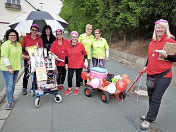 Die Mütter beim Abmarsch im Laubenweg in Richtung Neuenmarkt und weiter nach Trebgast Foto: Werner Reißaus