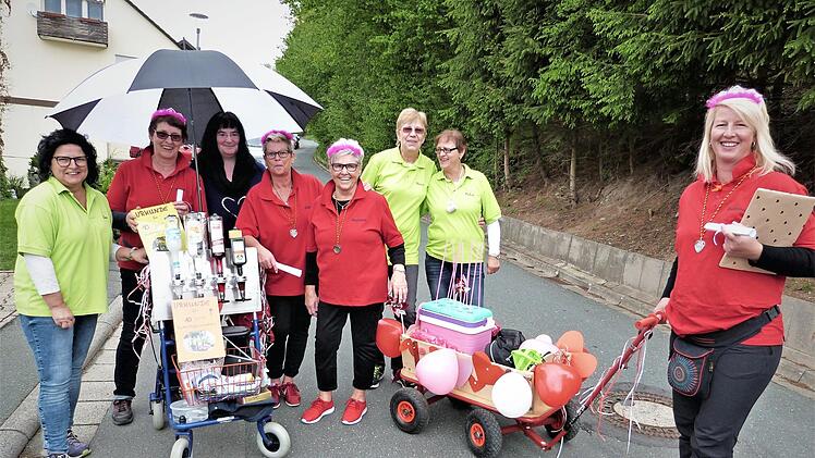 Die Mütter beim Abmarsch im Laubenweg in Richtung Neuenmarkt und weiter nach Trebgast Foto: Werner Reißaus
