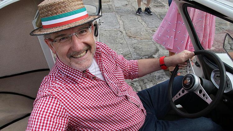Michael Busch am Steuer der Vespa 400 Foto: Desombre