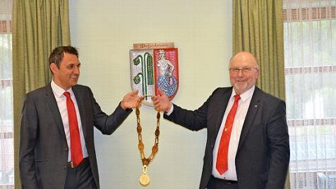 Amtsübergabe in Weißenbrunn. Der neue Bürgermeister Jörg Neubauer (links) nimmt aus den Händen des scheidenden Rathauschefs Egon Herrmann die Amtskette entgegen. Foto: K.- H. Hofmann