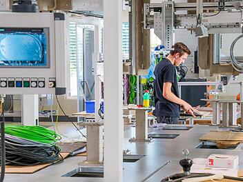 Ein Mitarbeiter bei Albert & Hummel in Bamberg. Auch hier wird flexibel auf Kurzarbeit gesetzt. Der Glaube an die eigene Innovationskraft ist aber groß.  Foto: Sebastian Schanz