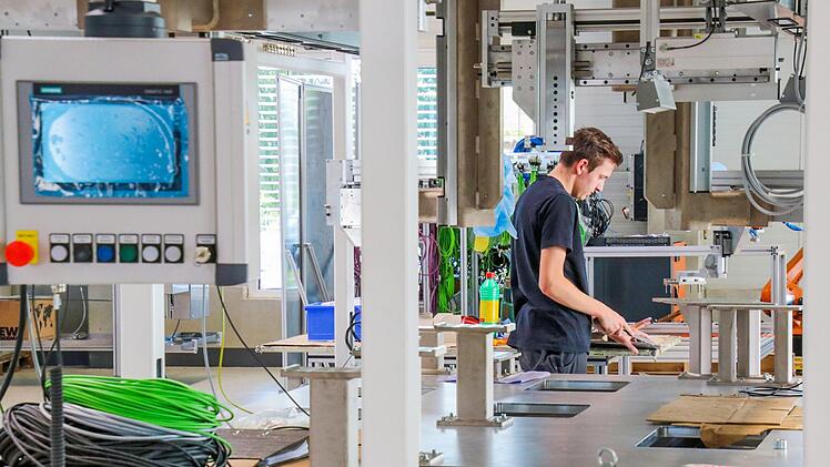 Ein Mitarbeiter bei Albert & Hummel in Bamberg. Auch hier wird flexibel auf Kurzarbeit gesetzt. Der Glaube an die eigene Innovationskraft ist aber groß.  Foto: Sebastian Schanz