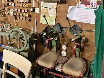 In der  Schusterwerkstatt Bardroff am Kirchplatz in Bad Königshofen  sind alle Gerätschaften noch vorhanden, selbst die Arbeitsschürze hängt noch am Haken. Das Freilandmuseum Fladungen will das Inventar ausstellen und dokumentieren. Foto: Hanns Friedrich