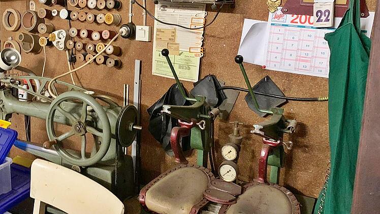 In der  Schusterwerkstatt Bardroff am Kirchplatz in Bad Königshofen  sind alle Gerätschaften noch vorhanden, selbst die Arbeitsschürze hängt noch am Haken. Das Freilandmuseum Fladungen will das Inventar ausstellen und dokumentieren. Foto: Hanns Friedrich