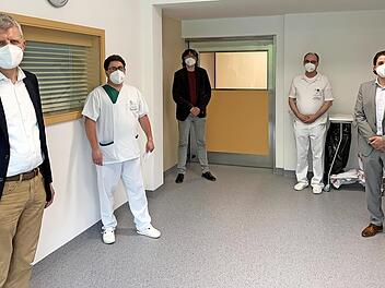 Gesundheitsamtsleiter Dr. Ingo Baumgart (von links), Stationsleiter Stephan Johanydes, ärztlicher Leiter Krankenhauskoordination, Dr. Michael Mildner, Chefarzt Anästhesie, Intensiv- und Notfallmedizin Dr. Andreas Rümelin sowie Klinikgeschäftsführer Dr. Peter Hermeling beim Besuch der Aufwachstation.