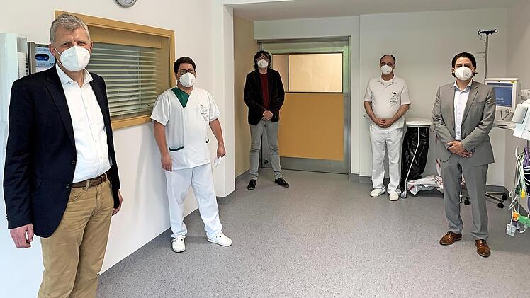 Gesundheitsamtsleiter Dr. Ingo Baumgart (von links), Stationsleiter Stephan Johanydes, ärztlicher Leiter Krankenhauskoordination, Dr. Michael Mildner, Chefarzt Anästhesie, Intensiv- und Notfallmedizin Dr. Andreas Rümelin sowie Klinikgeschäftsführer Dr. Peter Hermeling beim Besuch der Aufwachstation.