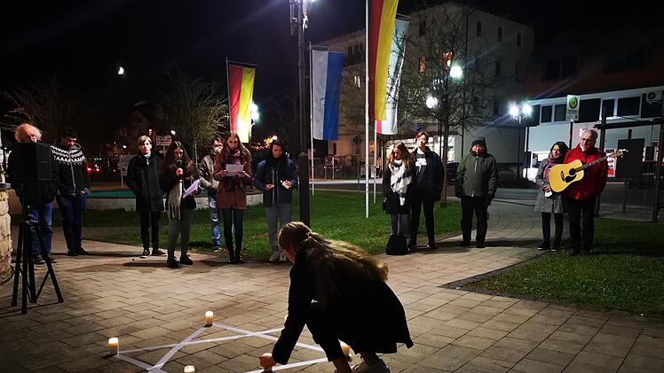 Schülerinnen und Schüler des Franz-Miltenberger-Gymnasiums Bad Brückenau zündeten Kerzen an für jede jüdische Mitbürgerin und jeden jüdischen Mitbürger, die aus Bad Brückenau deportiert wurden. Foto: Marion Eckert