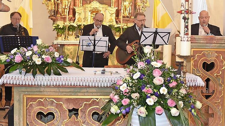 Armin Vetterdietz, Manfred Fehn, Waldemar Förtsch und Ingo Neubauer begeisterten in der St.-Nikolaus-Kirche in Windheim mit einer Liederauswahl, die Herz und Seele berührte