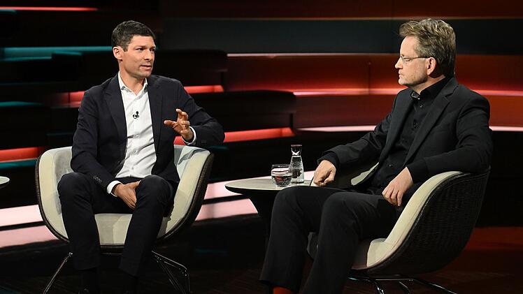 Journalist Ronen Steinke (links, mit Kai Ambos) erklärte am Donnerstagabend, dass er sich Sorgen in Bezug auf die heutige Welt mache.