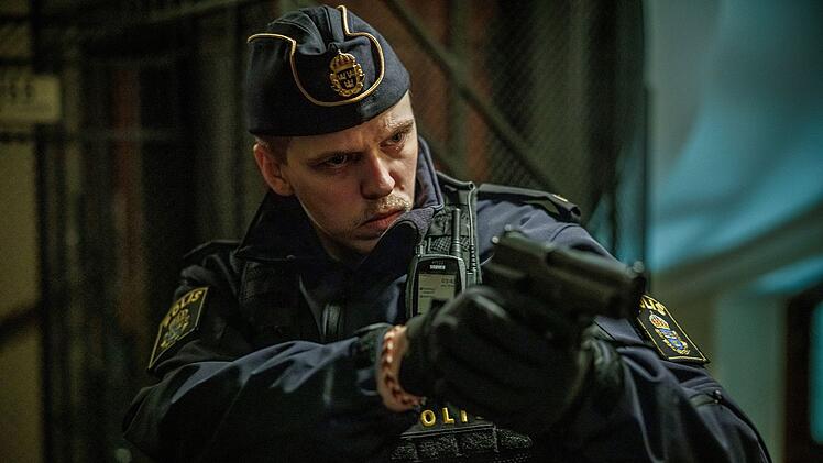 Vilhelm Beck (Valter Skarsg&aring;rd) ist nach dem Raubmord an einem Unternehmensberater eine der ersten Einsatzkr&auml;fte am Tatort. Die Art, wie das Opfer mit Klebeband gefesselt wurde, erinnert ihn an einen fr&uuml;heren Fall.