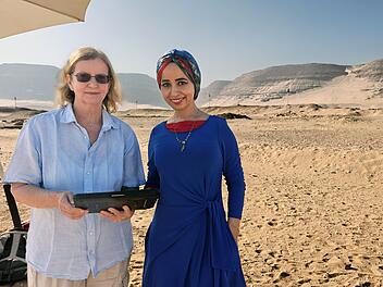 Nahe des Abydos-Tempels s&uuml;dlich von Kairo: Die &auml;gyptische Neurowissenschaftlerin Radwa Khalil (rechts) besucht das Grab der K&ouml;nigin Meret-Neith, das die deutsche &Auml;gyptologin Christiana K&ouml;hler mit ausgegraben hat