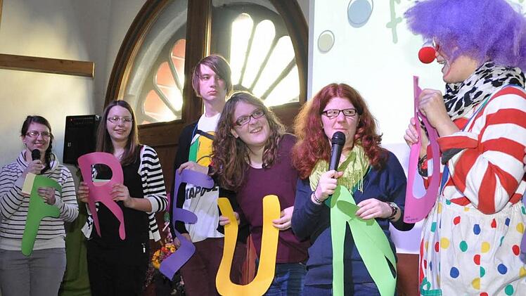 "Jesus will dein Freund sein." So lautete die zentrale Botschaft von ProChrist für Kids am Samstagnachmittag in der Rathaushalle Ebern. Schon im Vorprogramm machten die Mitarbeiter deutlich, wie wichtig Freunde sind. Foto: Beate Dahinten