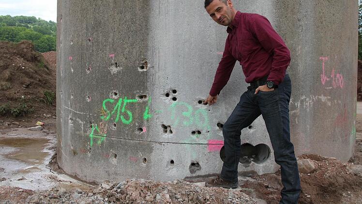 Bauleiter Hartmut Metz zeigt die Löcher für die Sprengsätze. Fotos: Ulrike Müller