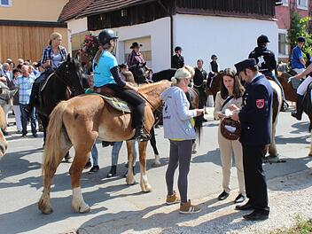 Christiane Meyer und Christian Sponsel geben die Erinnerungsplaketten aus. Fotos: fra-press