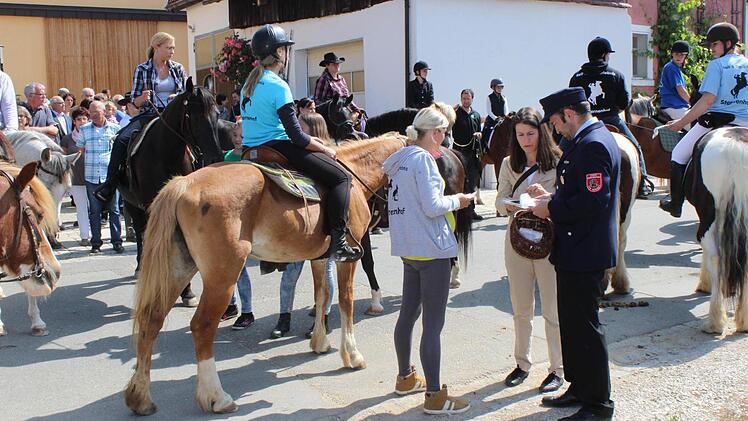 Christiane Meyer und Christian Sponsel geben die Erinnerungsplaketten aus. Fotos: fra-press
